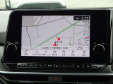 【ナビ】メーカーSDナビ付きです。目的地を設定すれば初めての場所でも簡単に行くことができます。もちろん音楽だって聴けちゃいます♪