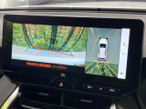 【パノラミックビューモニター】専用のカメラにより、上から見下ろしたような視点で360度クルマの周囲を確認することができます☆死角部分も確認しやすく、狭い場所での切り返しや駐車もスムーズに行えます。