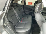 後部座席も非常に乗り降りしやすくなっております。