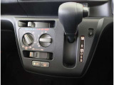 左右独立温度コントロールフルオートエアコンです。運転席、助手席それぞれで独立して温度設定ができます。冷え性の方が乗っても安心ですね♪