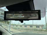 インテリジェントルームミラーです。人や物で視界が遮られてても、車体後部のカメラ映像に切り替えることにより、クリアな後方視界を実現しています。