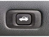 ボタン一つでトランクオープンが可能!車内から操作できる為、非常に便利な装備の一つとなります!
