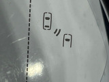 【ブラインドスポットモニター】走行中、ドアミラーの死角になりやすい箇所に後続車が接近するとサイドミラーのレンズに警告を表示!ドライバーに注意喚起をしてくれます。