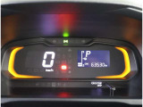 とっても見やすいメーターです。夜間時はラグジュアリーな気分にさせてくれる照明が魅力ですので、夜のドライブも楽しみになりますよ♪
