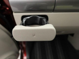 【据え置きカップホルダー】エアコン吹き出し口下部に設置されていますので使いやすさバッチリ!助手席から手の届くちょうどの位置です!