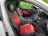 質感の高いシートでございます。使用感が出やすい運転席ですが、綺麗な状態を保っております。前席の状態は内装の状態を見る大きなポイントになると思いますので、是非一度、実際にご覧くださいませ。