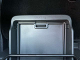 助手席シート下などたくさんの収納スペース付きです。