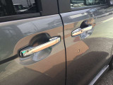 車体を傷からまもる、ドアハンドルプロテクションフィルム付き。