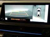 【全周囲モニター】車を上空から見下ろしたような映像をカーナビ画面に映し出し、車庫入れや縦列駐車をサポートしてくれます。
