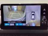 バックをするとき自動でリアの様子が映る『リアカメラ』付き! 画面で確認しながらバックが出来るので駐車の時も安心です。
