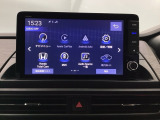 HondaCONNECT対応の便利なナビディスプレー。お持ちのスマートフォンと連携して、ナビやBluetoothでの音楽再生が可能です。デザインはもちろん、操作性も良好です。