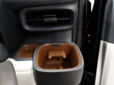 運転席のカップホルダーはエアコンの吹き出し口にありますので冷やしたり温めたりすることが出来ます☆