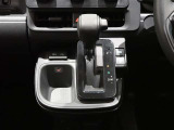 シフトレバーはインパネシフトです。