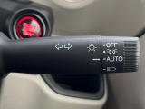 【オートライト】周りの明るさに応じて自動でヘッドライトの点灯・消灯ができる機能です!ライトの付け忘れ・消し忘れなどが無くなり、雨の日や夕方の走行も安心!トンネル通過時も便利ですね♪