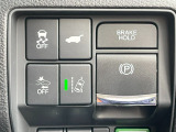 運転席右側に電子パーキングのスイッチやブレーキホールドのスイッチ等がついています。