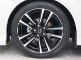 純正アルミホイールは精度が高く、走行の安定性が優れています。タイヤサイズ225/45R18