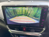 【バックカメラ】駐車時に後方がリアルタイム映像で確認できます。大型商業施設や立体駐車場での駐車時や、夜間のバック時に大活躍!運転スキルに関わらず、今や必須となった装備のひとつです!