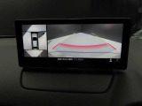 360&deg;モニターが標準装備されておりますので、細い道や狭い駐車場でもラクラク♪ 視認性もバッチリです。