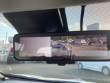 車両後方のカメラ映像をミラーに映し出して、いつでもクリアーな後方視界を確保できる『インテリジェントルームミラー』が装備されています。通常ミラーにも簡単に切り替えが出来ます。♪