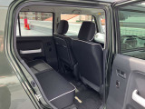 リヤシートも全車消毒済み。足元も軽とは思えない広さがあります。ドアには小物を収納できる便利な【リヤポケット】付。