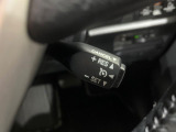 【クルーズコントロール】高速道路もラクラク走行。アクセルを離しても一定速度で走行ができ、長距離運転時の負担を軽減!加速・減速も簡単なスイッチ操作で調整できます。