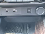 <USB電源ソケット タイプA1個/USB電源ソケット タイプC1個・ワイヤレス充電器>Qi規格対応スマートフォンのワイヤレス充電器を、センターコンソールに装備。USBコードを接続することなく手軽に充電できます
