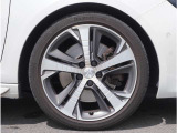 【純正アルミホイール】外観にマッチした純正アルミホイールを装着しております。