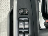 狭い駐車場で便利な電動格納ドアミラーが付いています。