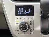 【オートエアコン】一度お好みの温度に設定すれば、車内の温度を検知し風量や温度を自動で調整。暑い&hellip;寒い&hellip;と何度もスイッチ操作をする必要はありません。快適な車内空間には必須の機能ですね♪