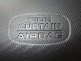 サイドカーテンエアバックシステムは、側面衝突時に大人から子供までさまざまな体格の乗員の頭部や頚部を広範囲で保護。特にセンターピラーへの頭部衝突を防ぐ展開性能を実現しています。