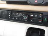エアコンはオートエアコンでお好みの温度調整が出来、オールシーズン快適にドライブできます!フロントシートの座面に2段階調節のシートヒーターを内蔵。身体を直接温めることができます。