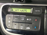 【オートエアコン】一度お好みの温度に設定すれば、車内の温度を検知し風量や温度を自動で調整。暑い&hellip;寒い&hellip;と何度もスイッチ操作をする必要はありません。快適な車内空間には必須の機能ですね♪