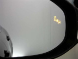 隣車線を走る車両をレーダーで検知し、ドアミラーでは確認しにくい後側方エリアに存在する車両に加え、急接近してくる車両も検知します。車両を検知するとドアミラーに搭載されたLEDインジケーターが点灯します。