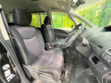 運転席まわりには十分なスペースがあり、大柄な方でもゆったり運転していただける環境です。
