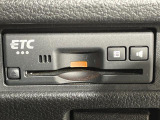【ETC】有料道路を利用する際に料金所で停止することなく通過できる、ETC車載器(ノンストップ自動料金収受システム機器)が装備されています。セットアップを行うことで利用可能になります。