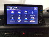 HondaCONNECT対応の便利なナビディスプレー。お持ちのスマートフォンと連携して、ナビやBluetoothでの音楽再生が可能です。デザインはもちろん、操作性も良好です。