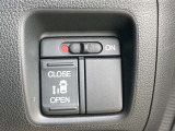 助手席のスライドドアはこちらのボタンで開閉ができます。