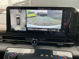 アラウンドビューモニターは4方のカメラで真上から車を見たようにモニターで確認ができます。周辺の安全確認、小さなお子様や障害物も目視で確認できるので駐車のしやすさだけでなく、事故防止にも役立ちます。