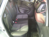 後部座席は足元が広くゆったり乗って頂けます。