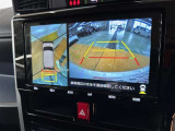 パノラミックビューモニター付きです。車両を上から見たような映像をディスプレイオーディオ画面に表示。運転席からの目視だけでは見にくい、車両周辺の状況をリアルタイムでしっかり確認できます。