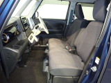 フロントシートです。ベンチシートで移動がラクラク♪交通量の多い道路や狭い駐車場などで助手席側から車外に出られるので便利です!
