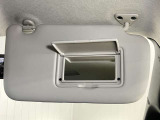 【運転席サンバイザー】鏡が付いているのでメイク直しなどにも便利★