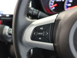 ステアリングスイッチ付き。前方から目を離すことなく操作することが可能です。