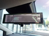 スマートルームミラーがリヤカメラで車両後方の映像ルームミラー表示しをクリアな後方視界を確保してくれます。