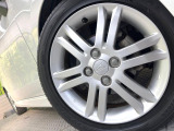 【純正アルミホイール】外観にマッチした純正アルミホイールを装着しております。各種社外アルミホイールや、スタッドレスタイヤも取扱いしております。是非ご相談ください♪