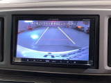 リバースギアに入れるだけで後方の表示へ切り替わります。夜間や雨の日の駐車も楽になりますよ。