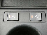 運転席と助手席には寒い時にうれしいシートヒーターが装備されてます。