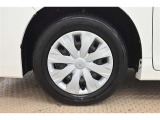 【ホイールカバー】純正なので車に似合うデザインになっていますね。スタッドレスタイヤもご相談下さい。