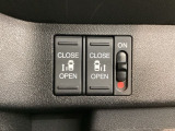 左右両側パワースライドドアが付いています。ワンタッチで簡単にお子様でも、お年寄りの方でも、開閉できますからとても便利です。キーレスや車内スイッチでも自動でドアの開閉ができます。