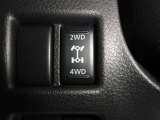 パートタイム4WD☆路面状況などに応じて、スイッチひとつで2WD&hArr;4WDの切り替えが可能です。滑りやすい路面では、スノーモードONでDレンジ(A/T車)での発進や走行がしやすくなります。
